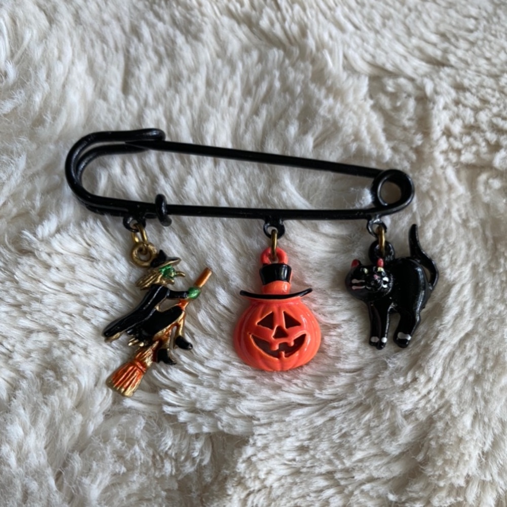 HALLOWEEN Charm Pin Brooch - Picture 5 of 7